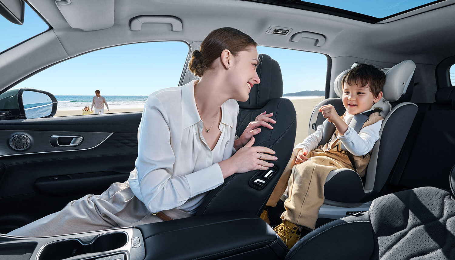 Nuevo EBRO s800 Luxury Familia disfrutando en la playa junto al EBRO s800