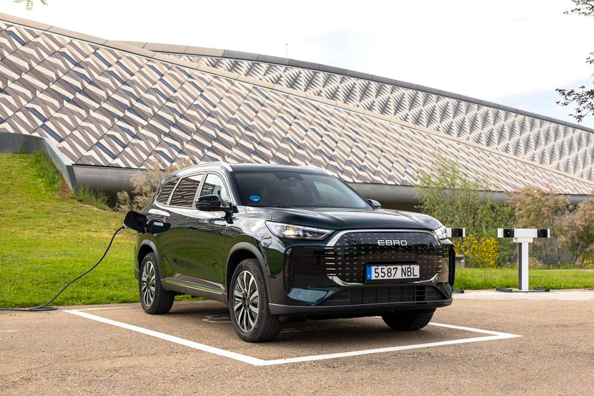 Nuevo EBRO s800 PHEV slider background