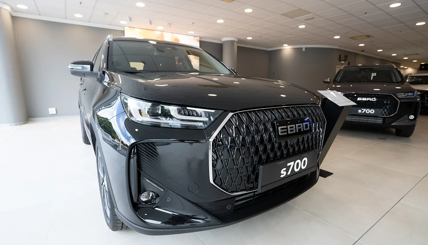 Interior de las instalaciones de EBRO Grupo Rafael Afonso con vehículos en exposición