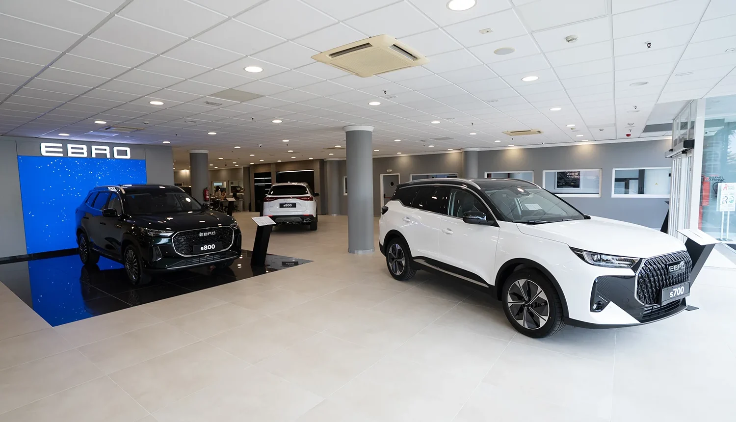 Interior de las instalaciones de EBRO Grupo Rafael Afonso con vehículos en exposición