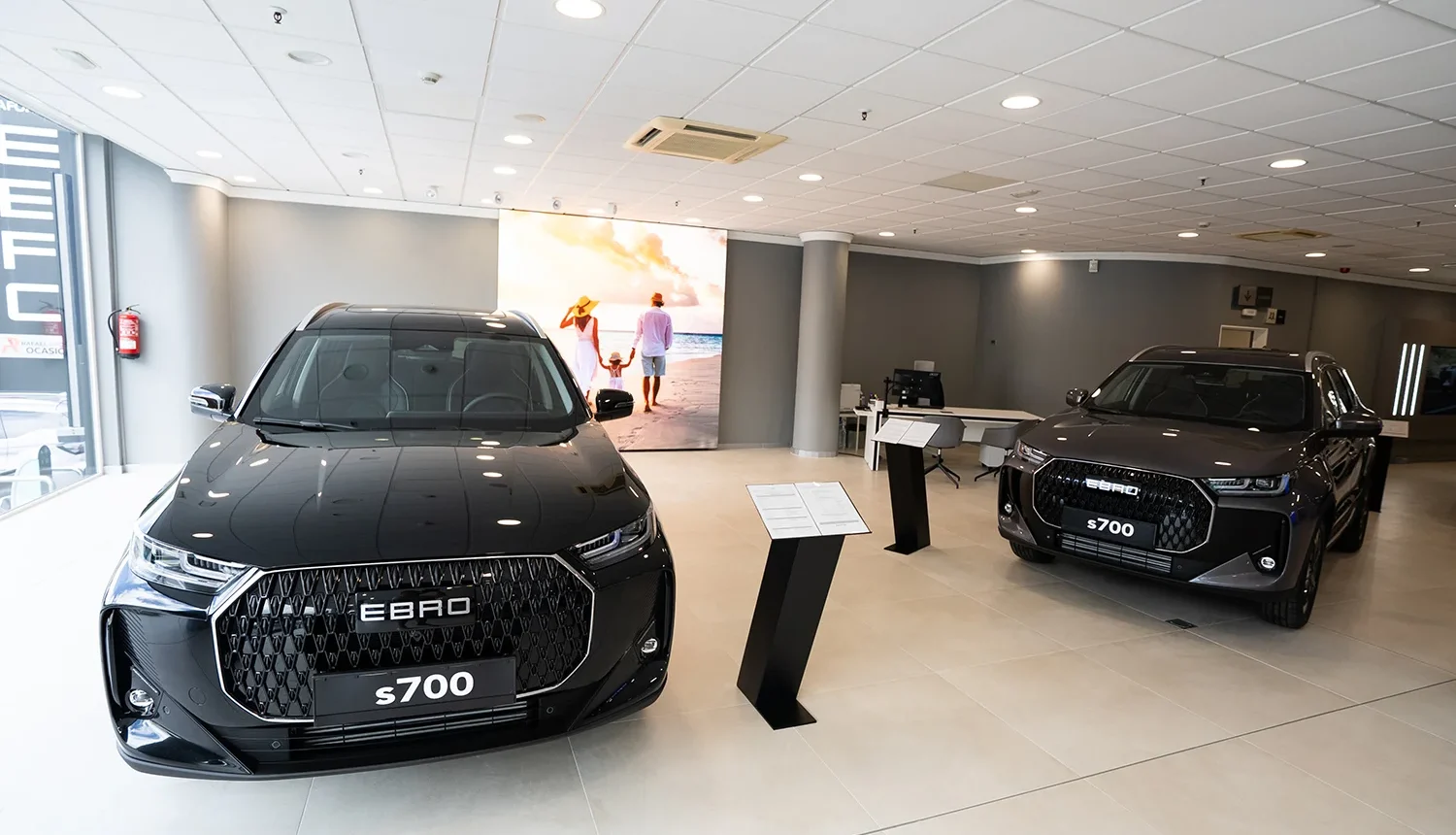 Interior de las instalaciones de EBRO Grupo Rafael Afonso con vehículos en exposición