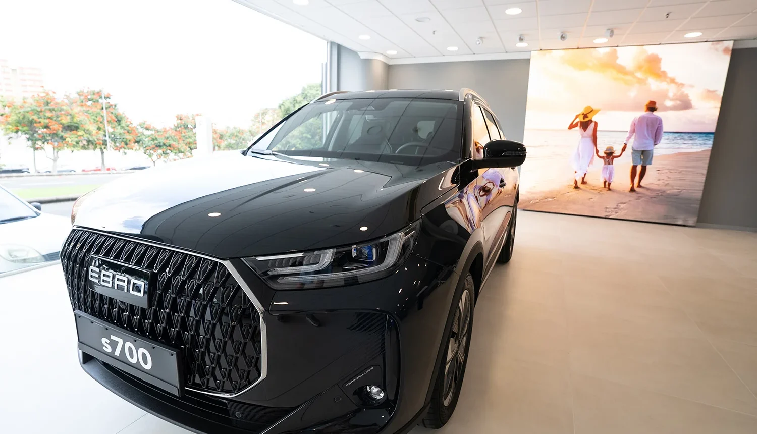 Interior de las instalaciones de EBRO Grupo Rafael Afonso con vehículos en exposición