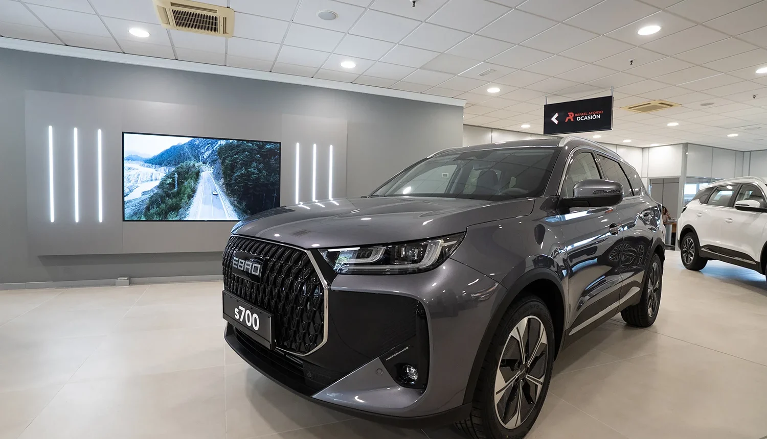 Interior de las instalaciones de EBRO Grupo Rafael Afonso con vehículos en exposición