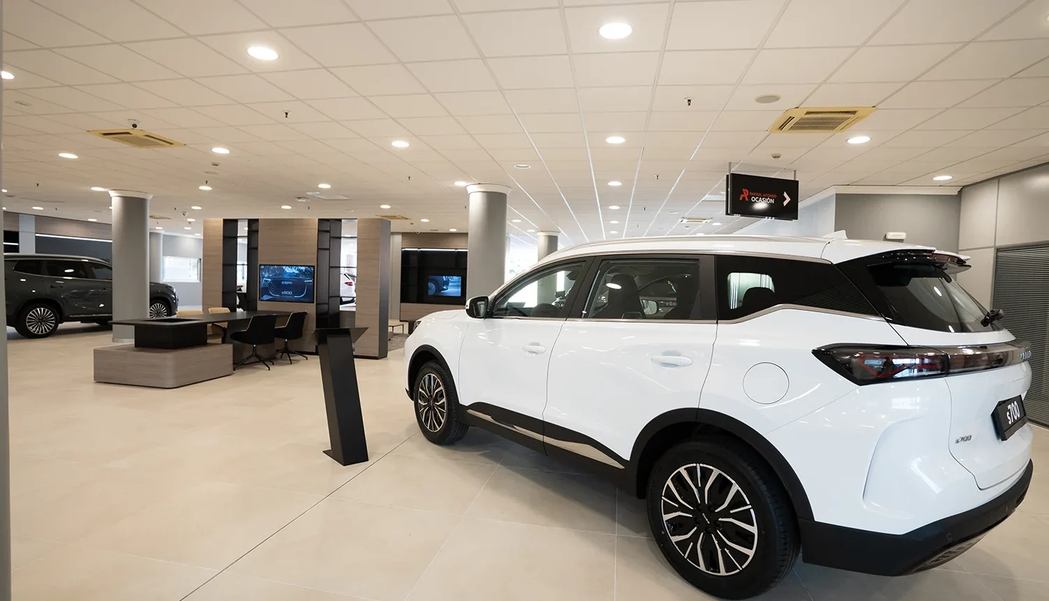 Interior de las instalaciones de EBRO Grupo Rafael Afonso con vehículos en exposición