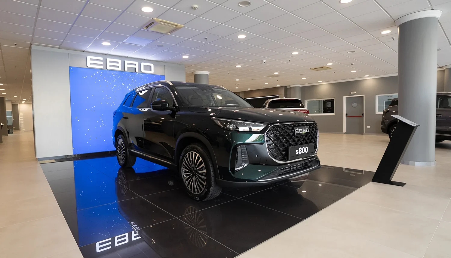 Interior de las instalaciones de EBRO Grupo Rafael Afonso con vehículos en exposición