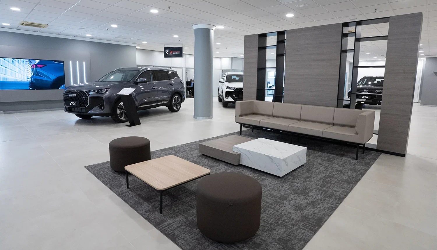 Interior de las instalaciones de EBRO Grupo Rafael Afonso con vehículos en exposición