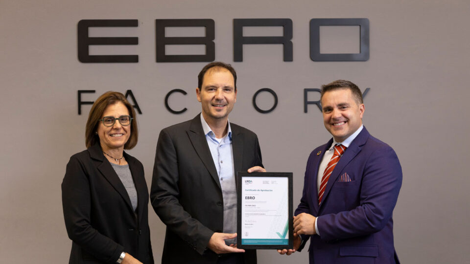 Natalia Varela - Rafael Ruiz - Aurelio Páez - EBRO recibe certificado Iso 9001 y UCA